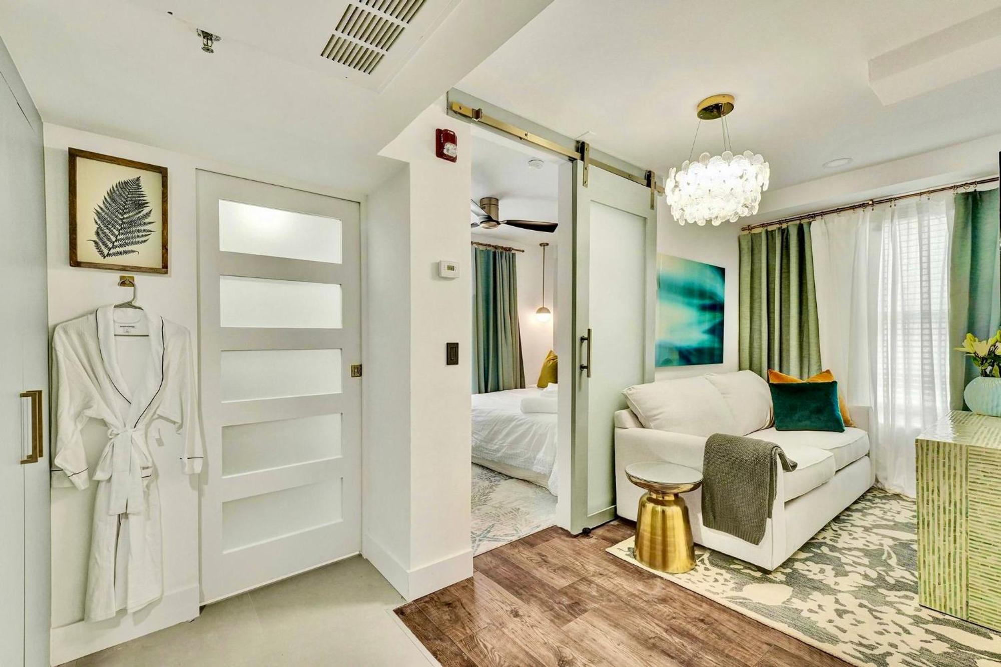Slice Of Paradise Steps To The Beach- California King Bedroom And Sofa Bed Miami Beach