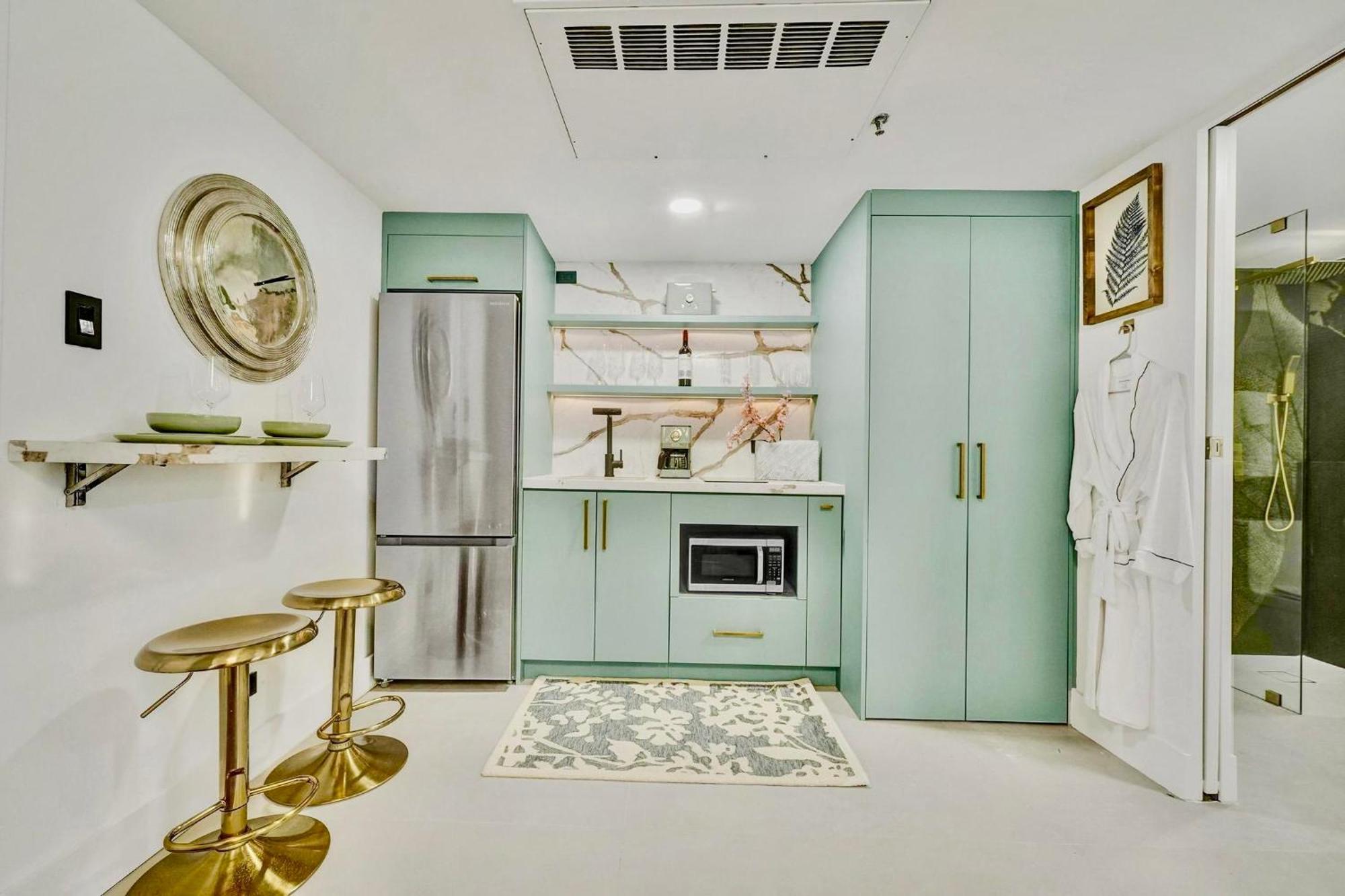 Slice Of Paradise Steps To The Beach- California King Bedroom And Sofa Bed Miami Beach