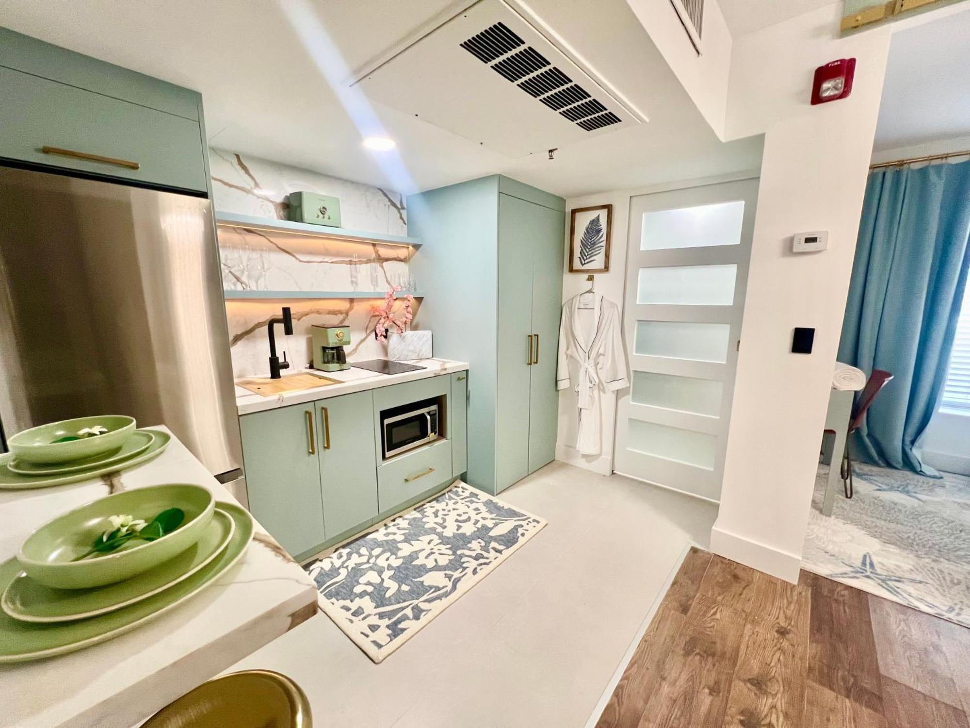Slice Of Paradise Steps To The Beach- California King Bedroom And Sofa Bed