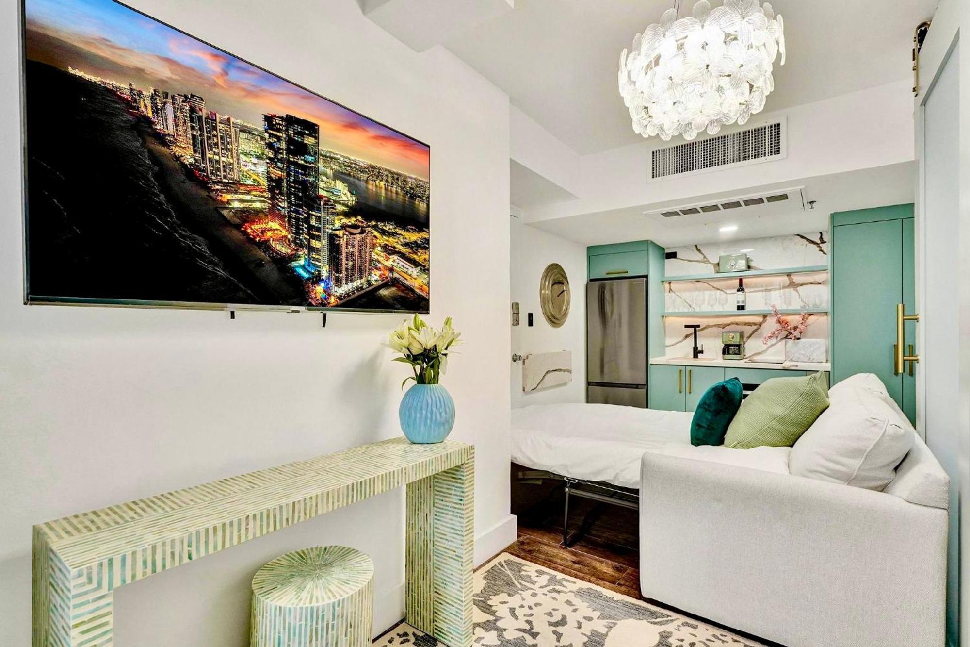 Slice Of Paradise Steps To The Beach- California King Bedroom And Sofa Bed * Miami Beach