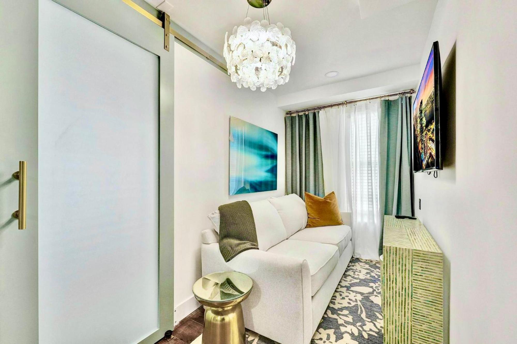 Aparthotel Slice Of Paradise Steps To The Beach- California King Bedroom And Sofa Bed Miami Beach