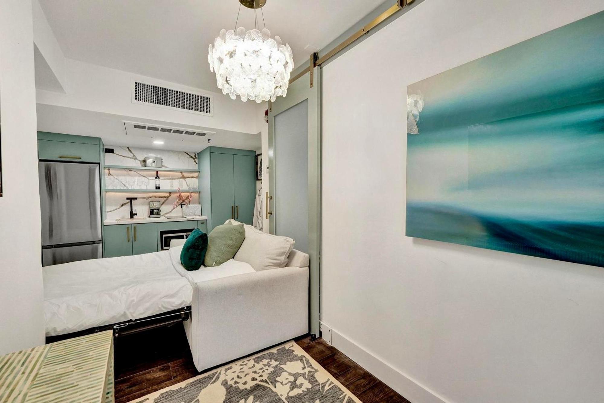 Aparthotel Slice Of Paradise Steps To The Beach- California King Bedroom And Sofa Bed Miami Beach
