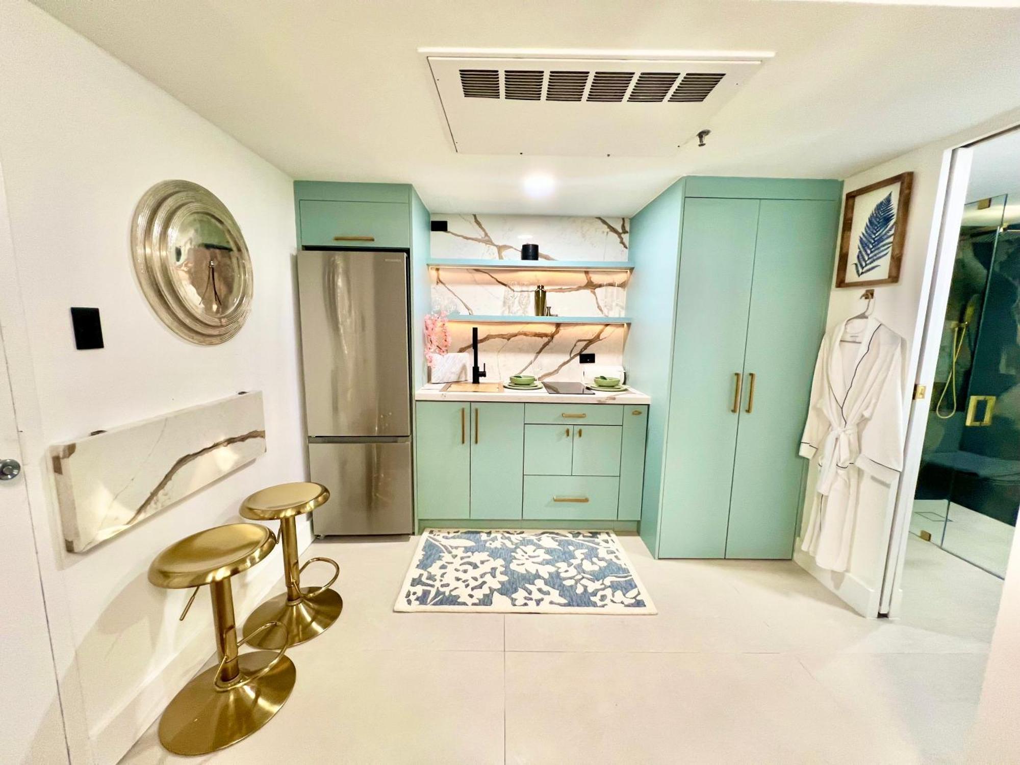 Slice Of Paradise Steps To The Beach- California King Bedroom And Sofa Bed * Miami Beach