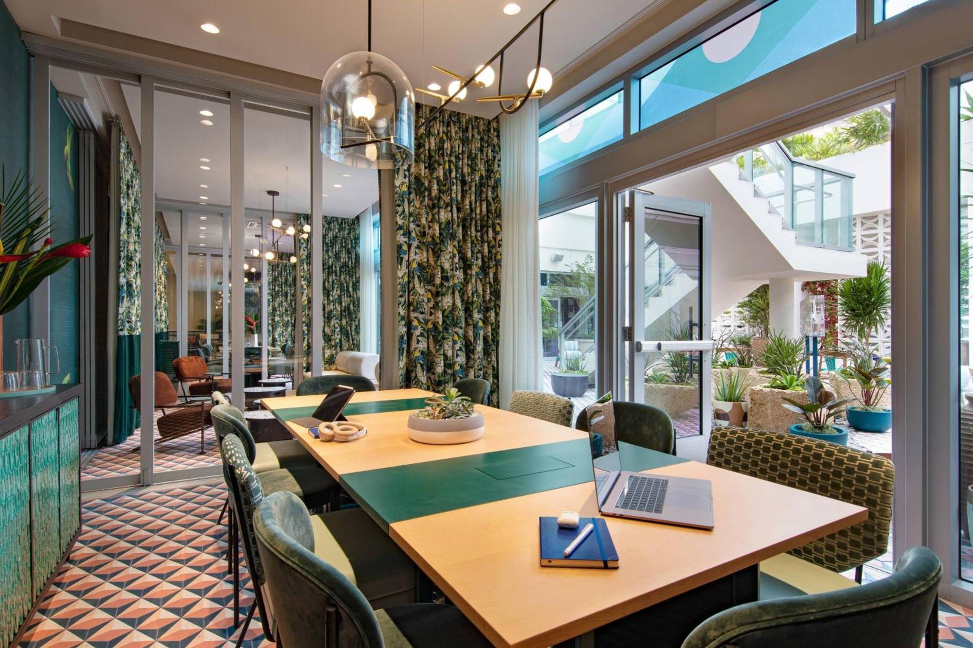 Moxy Miami South 4*