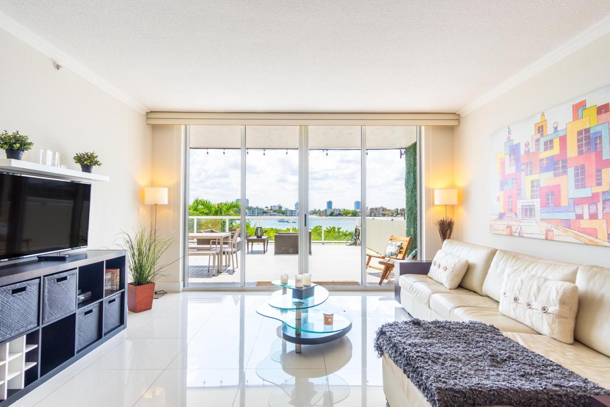 Golden Bay 33 * Miami Beach