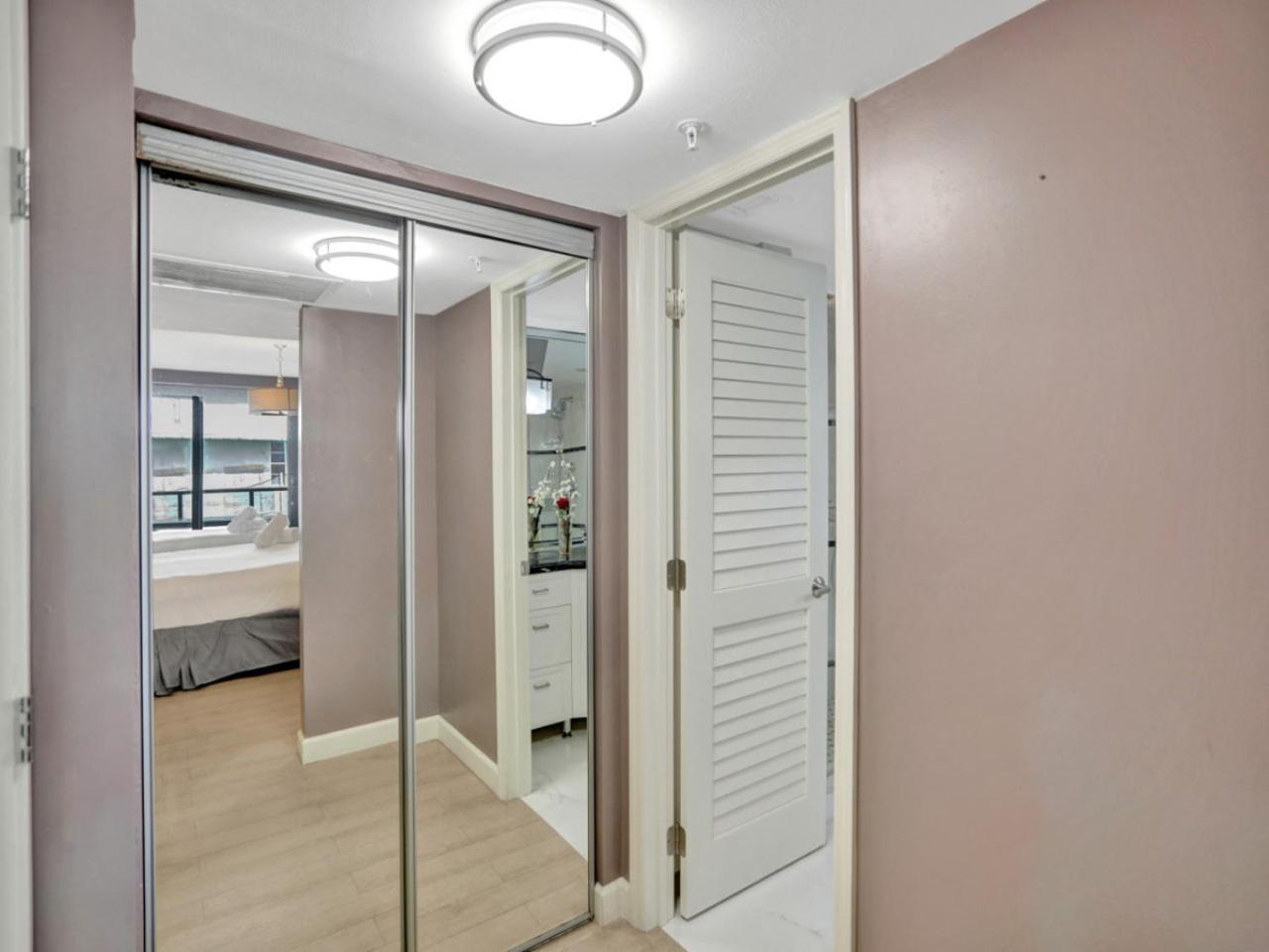 2 Bedroom With Amenities, Pool And Gym 618 Apartment