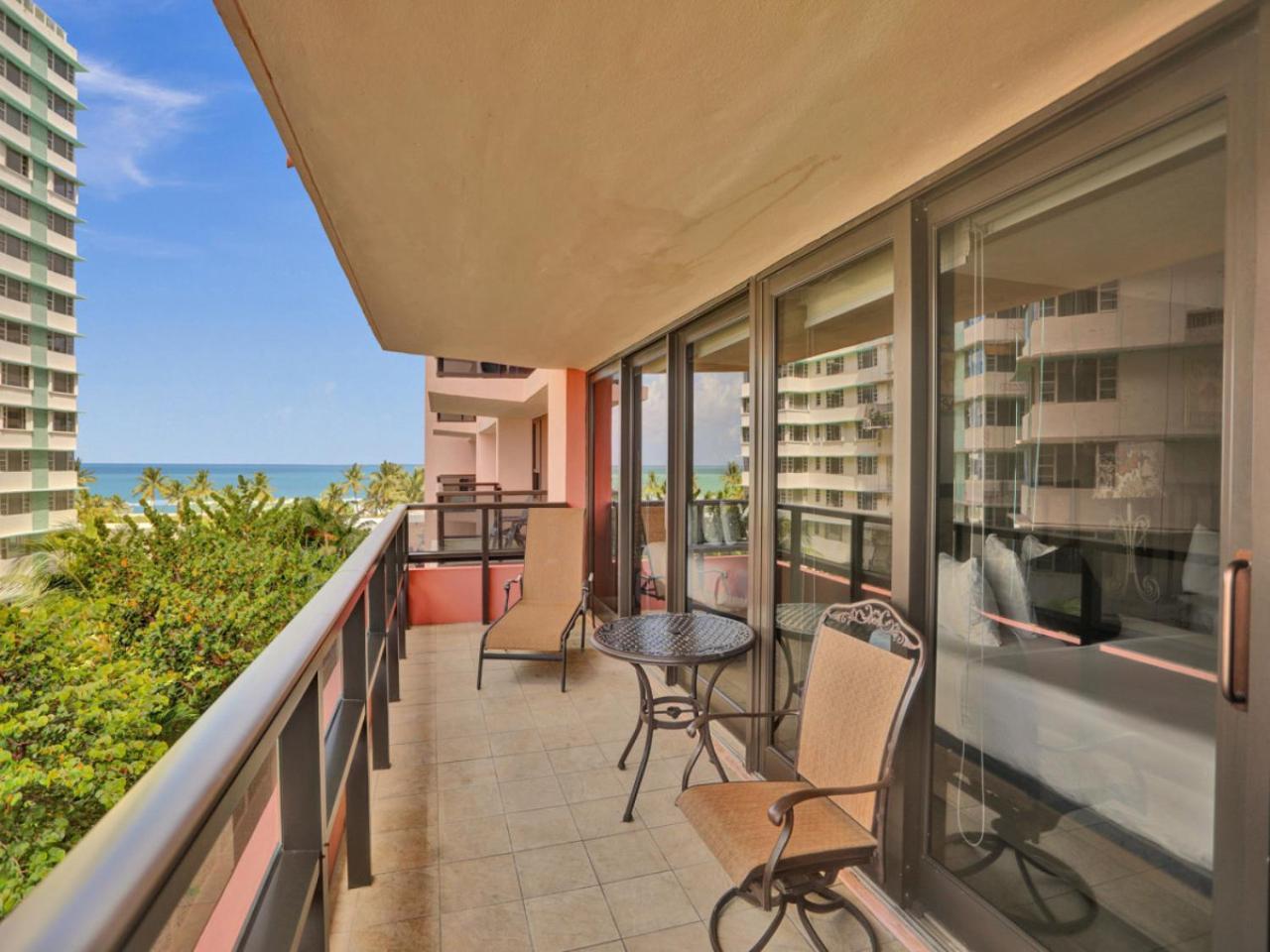 2 Bedroom With Amenities, Pool And Gym 618 *