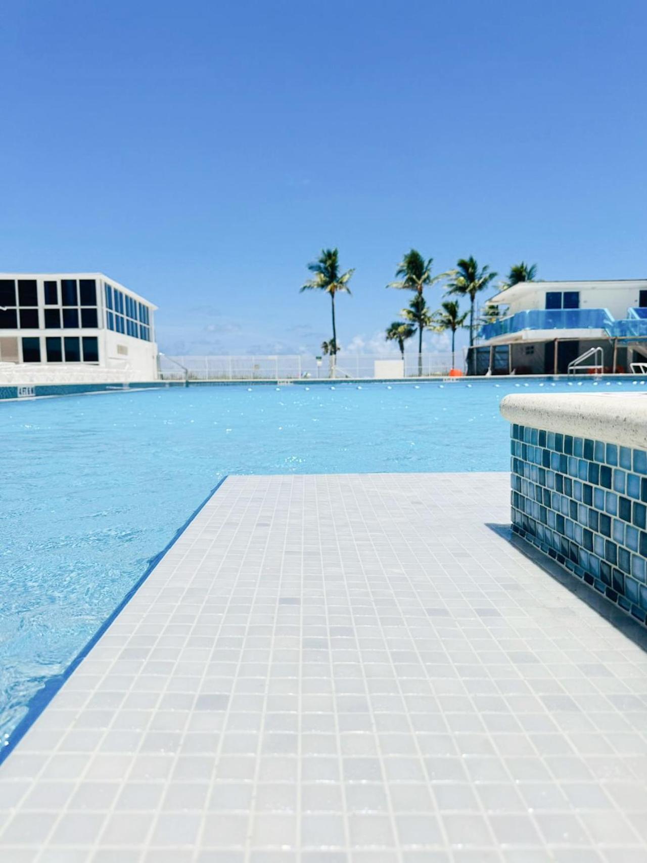 Castle 828 Oceanfront View With Balcony, Pool, Tennis, Access And Free Parking! Holiday home Miami Beach