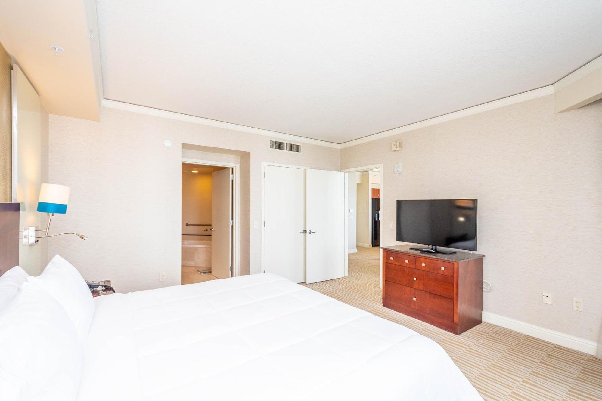 Luxury Trump International Ocean View 1600sf 2 Bd Apartment Miami Beach