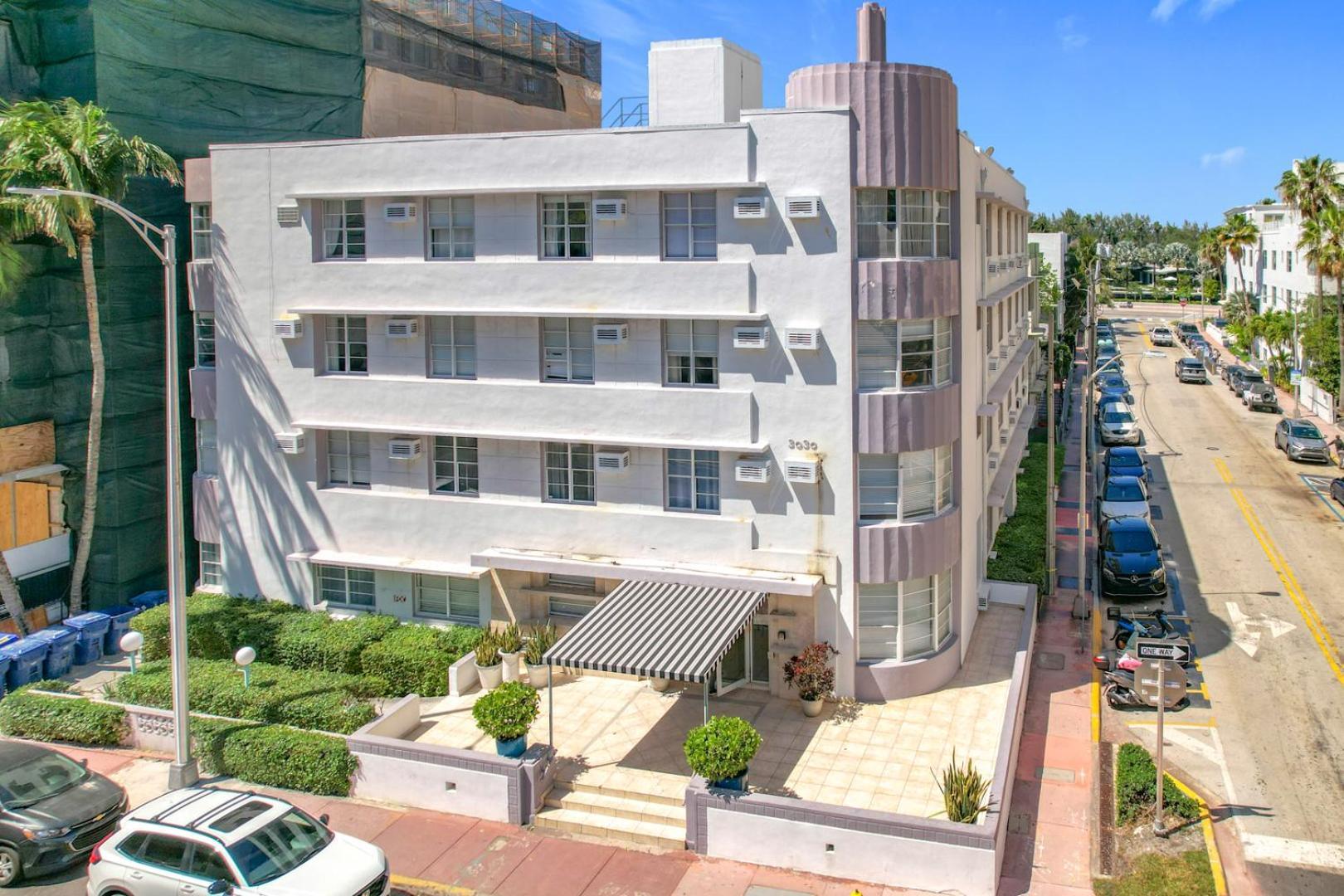 Your Sunny A Getaway In A Classic Miami Building Just One Minute To The Ideal For Groups And Couples Apartment