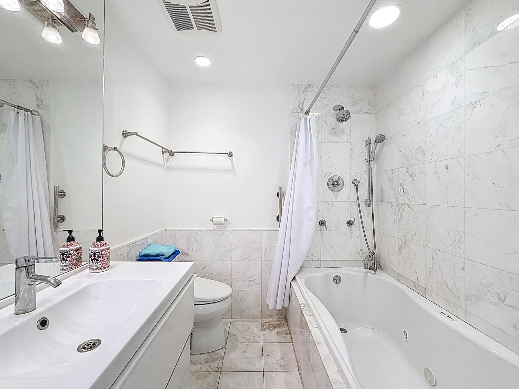 Your Sunny A Getaway In A Classic Miami Building Just One Minute To The Ideal For Groups And Couples Apartment