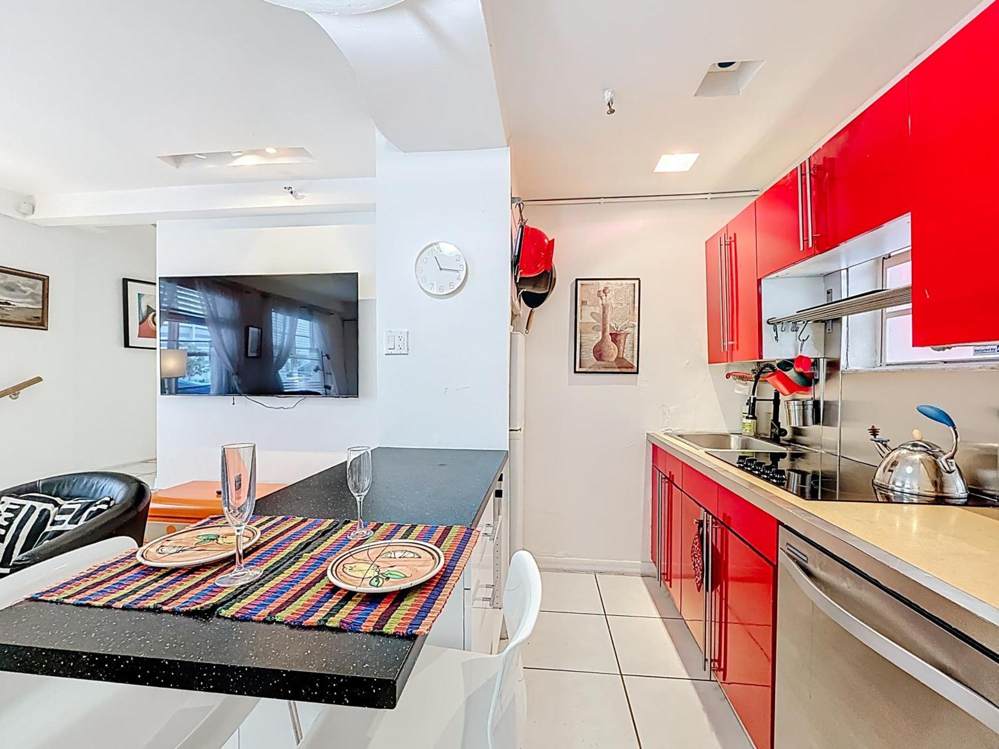 Your Sunny A Getaway In A Classic Miami Building Just One Minute To The Ideal For Groups And Couples