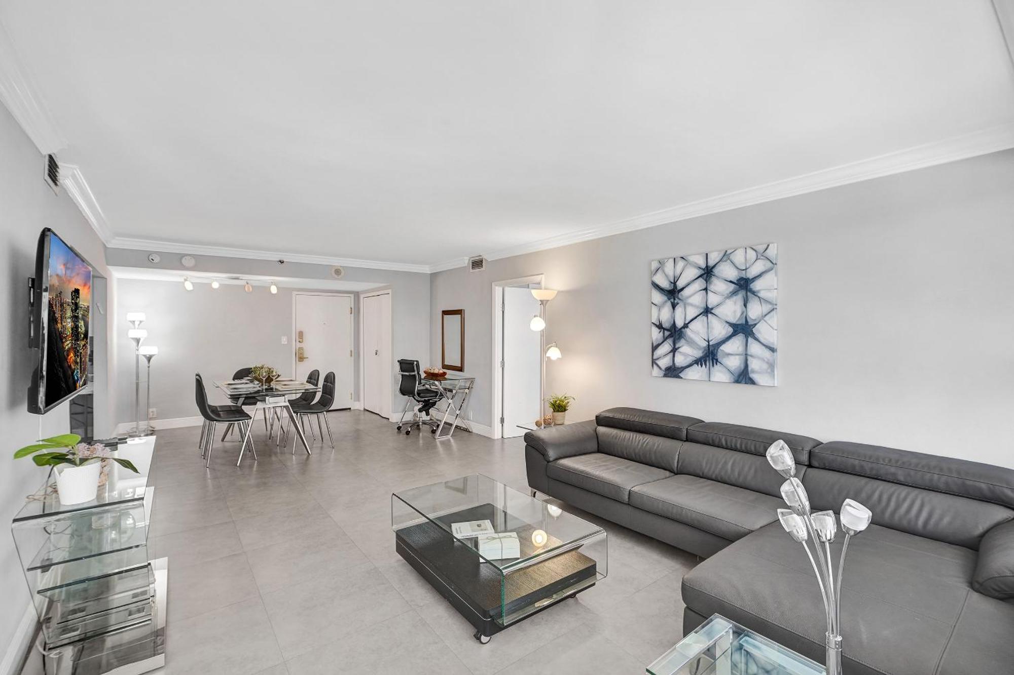 Beautiful Ocean View With Amenities, Pools, Sauna And Gym 711