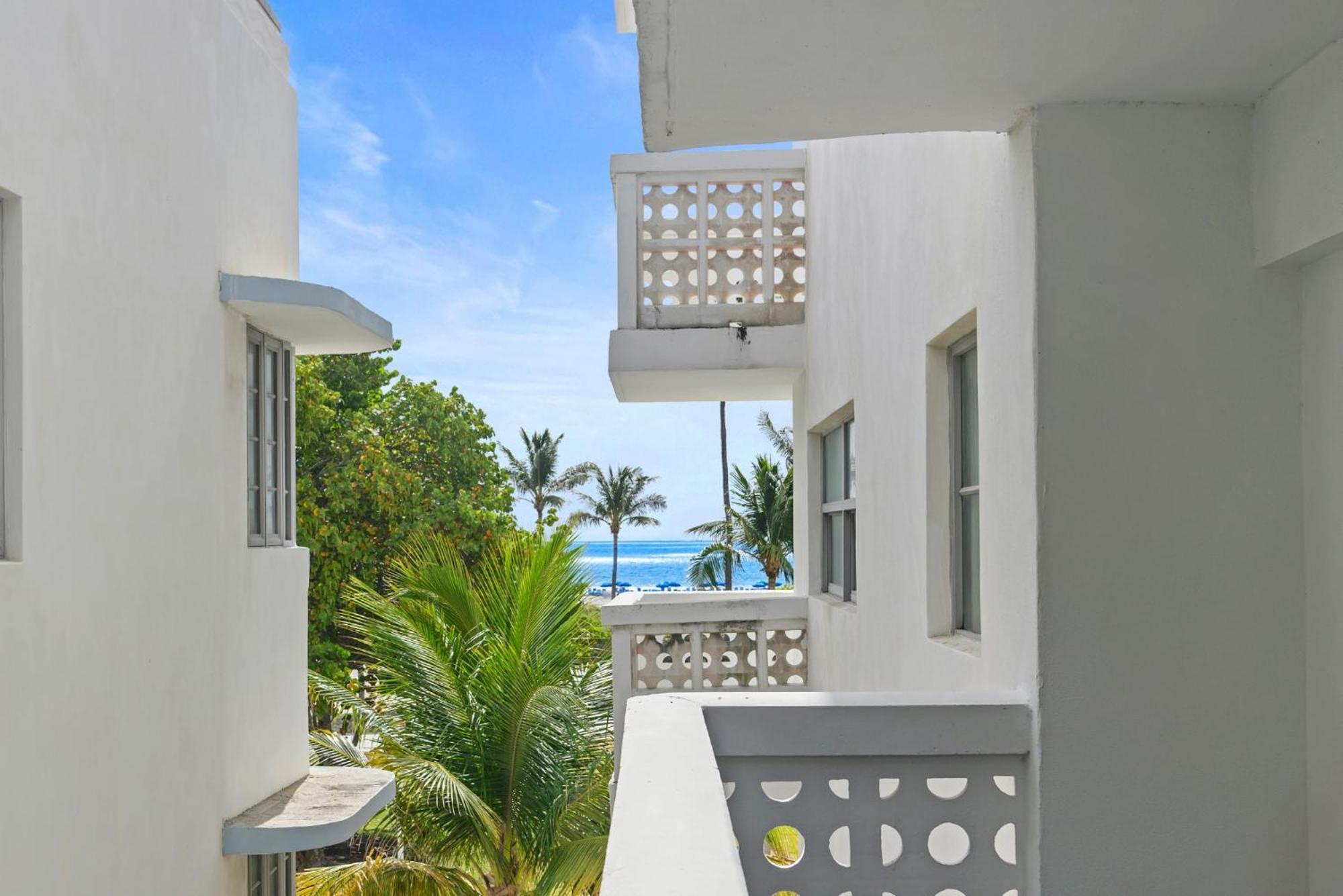 With Rooftop-pool And Bar On Ocean Dr * Miami Beach