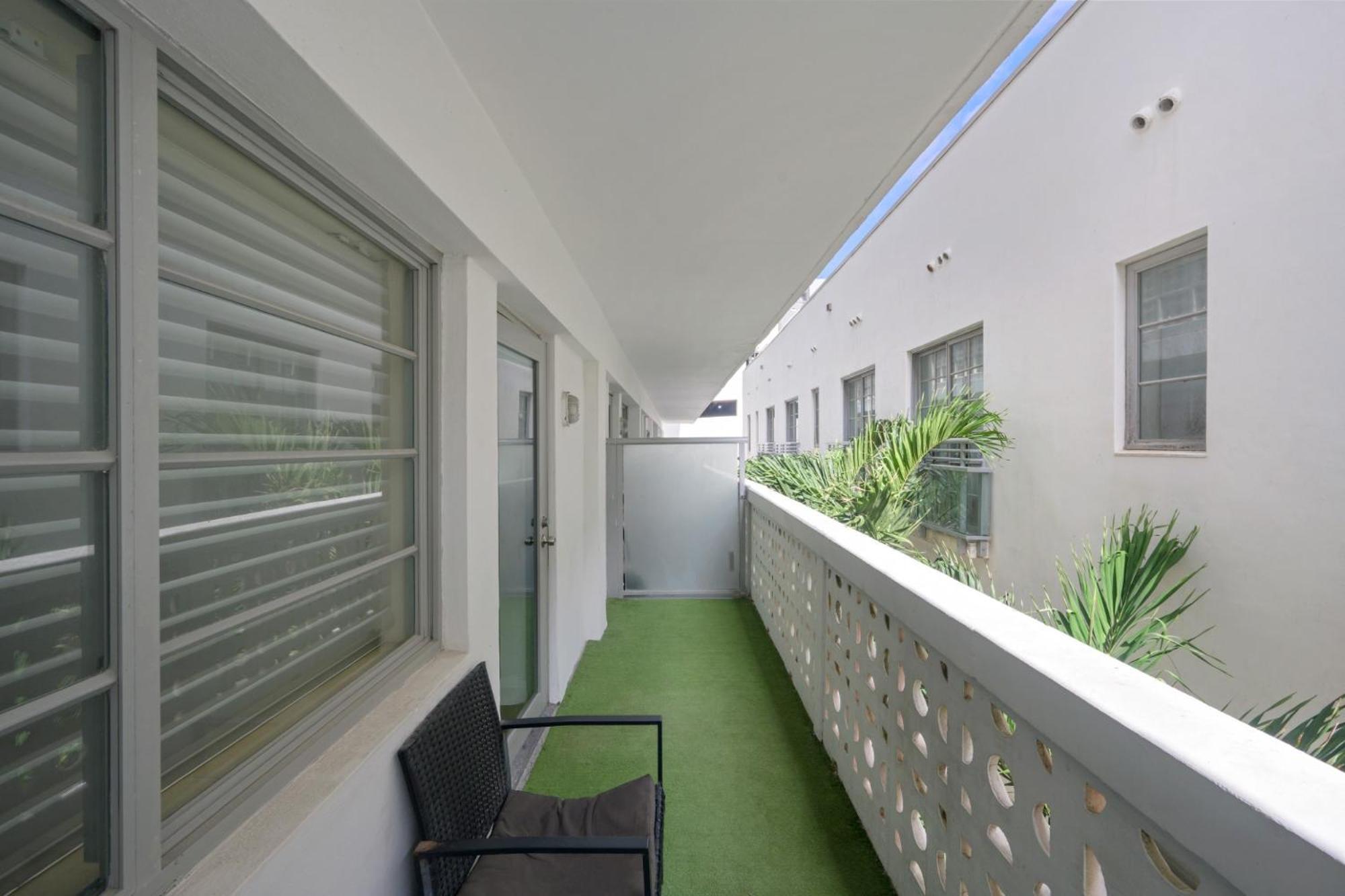With Rooftop-pool And Bar On Ocean Dr *
