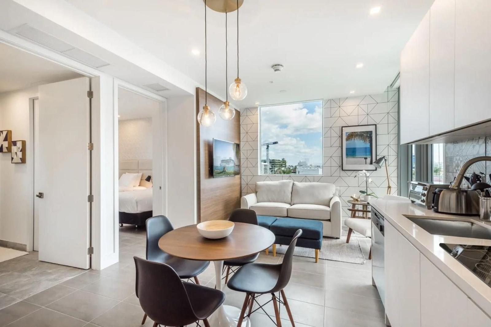 Apartment 2br Modern South | 5 Min To | Comfort & Style *
