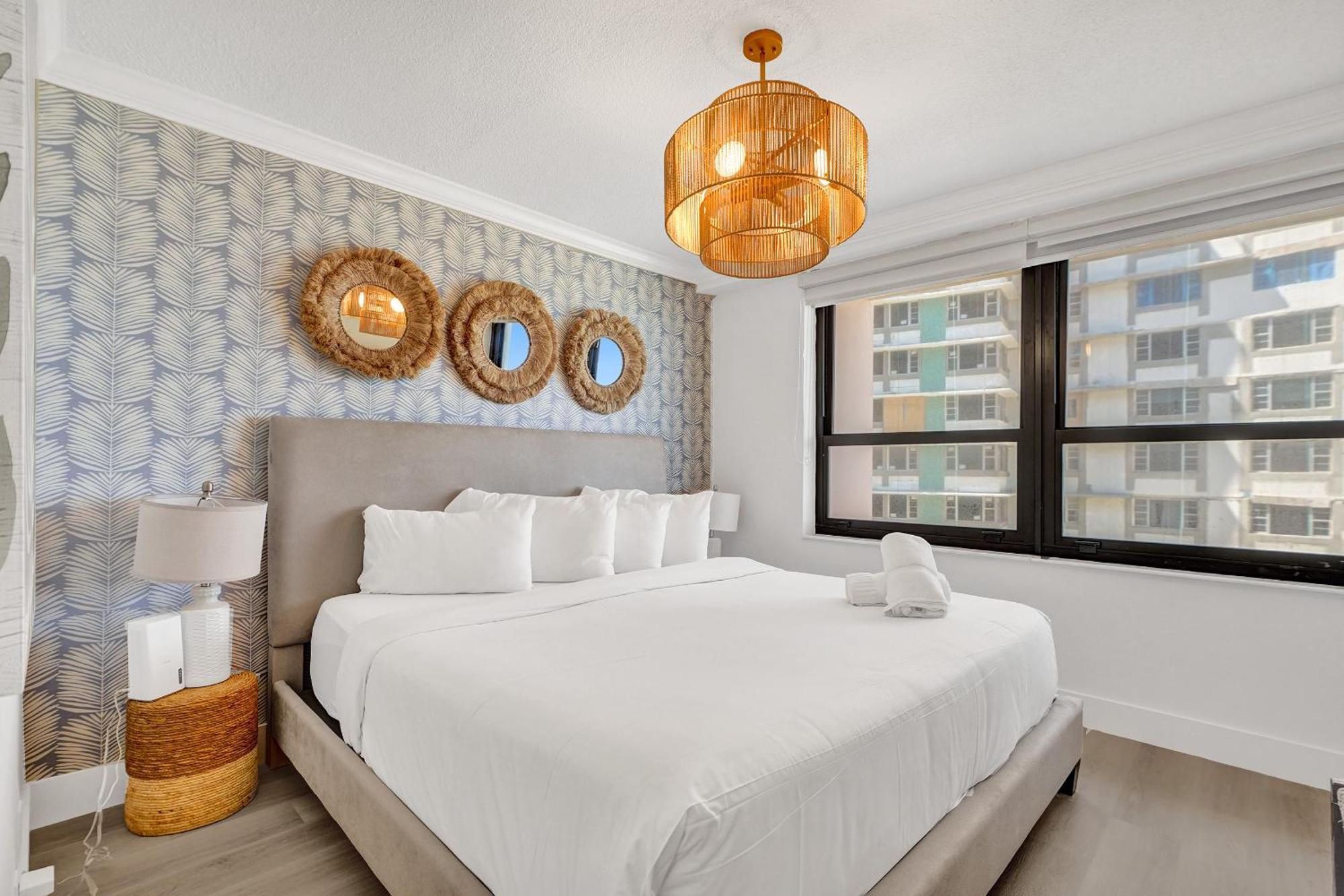 Beachside With Amenities, Including Pools, Gym, And Bathtub 708 Apartment