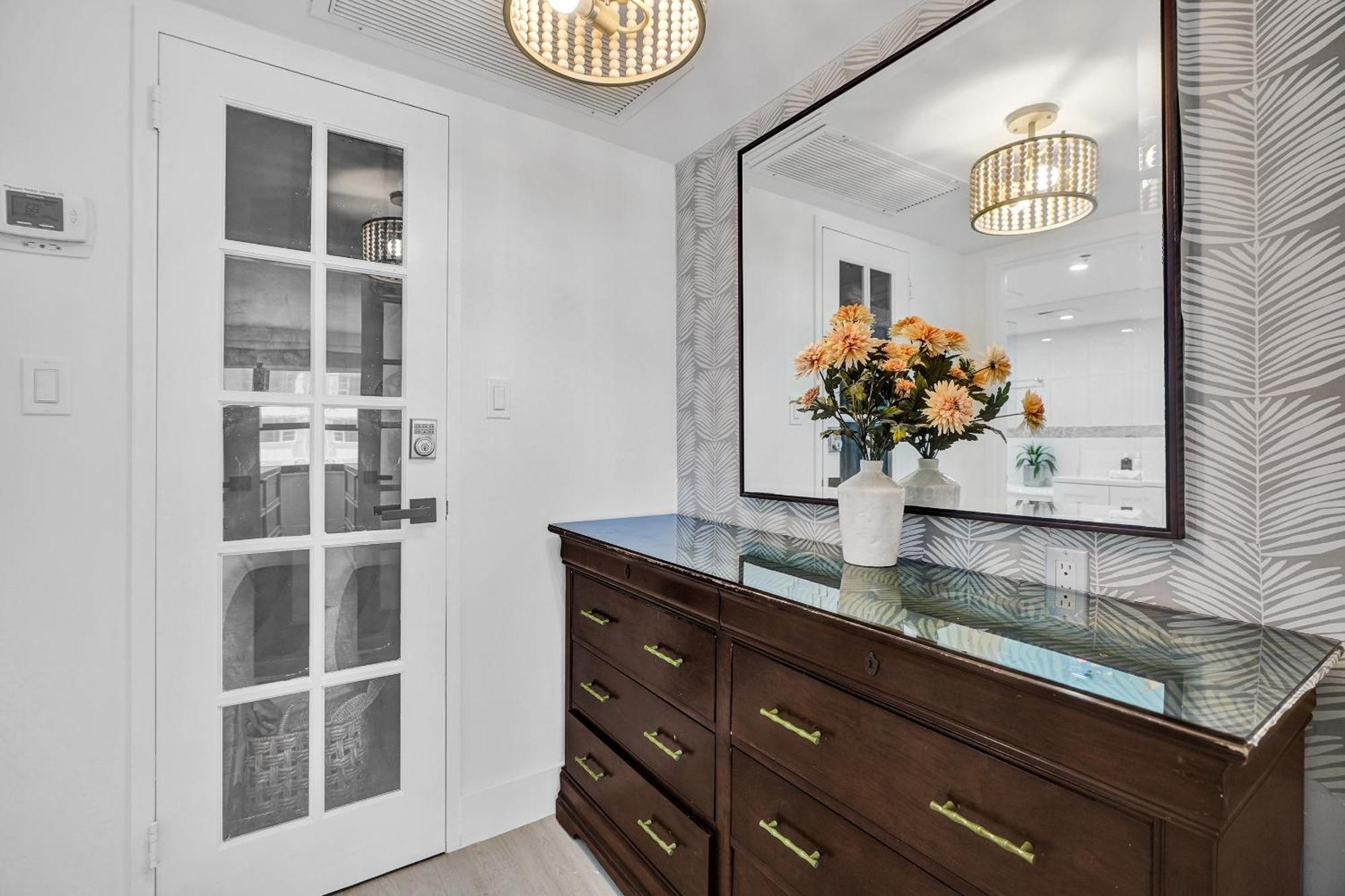 Apartment Beachside With Amenities, Including Pools, Gym, And Bathtub 708 Miami Beach