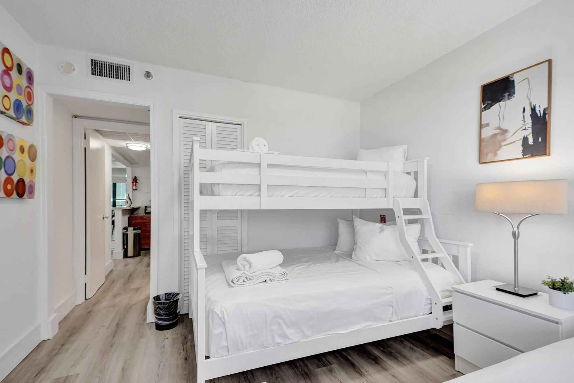 Classic Amenities Steps From The With Gym And Pool 1208 Apartment