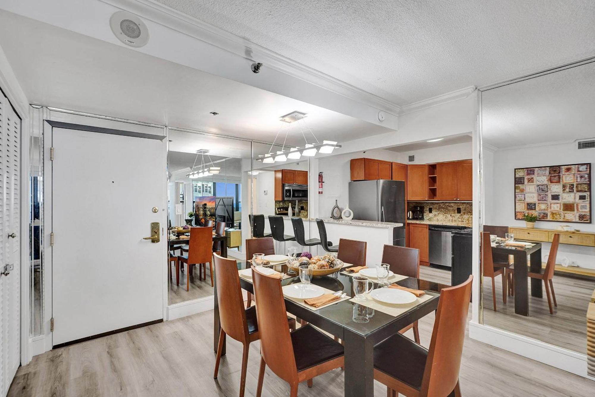Classic Amenities Steps From The With Gym And Pool 1208 *