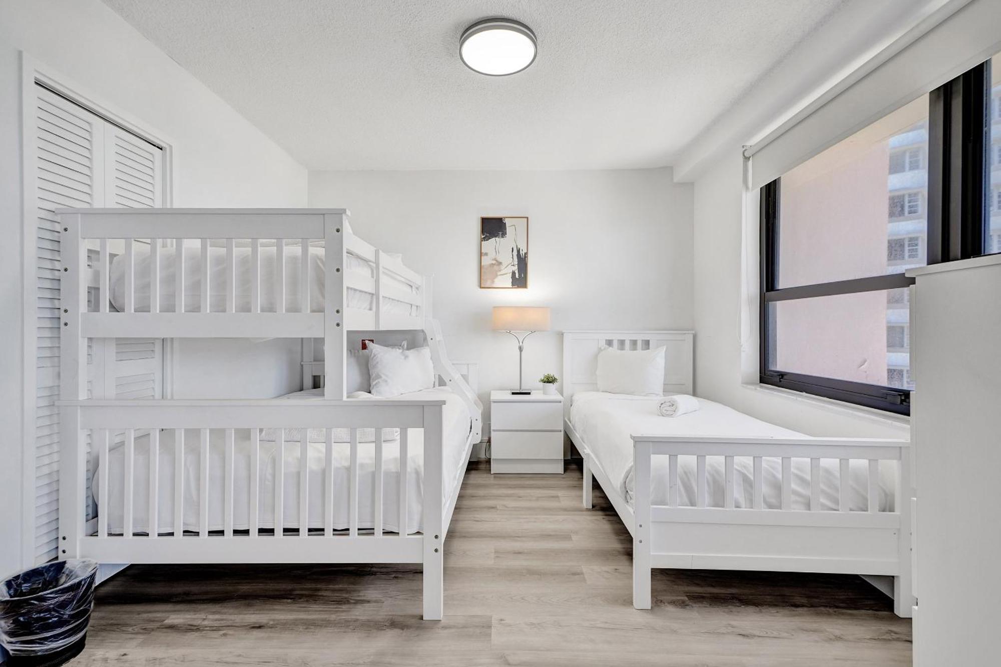Apartment Classic Amenities Steps From The With Gym And Pool 1208