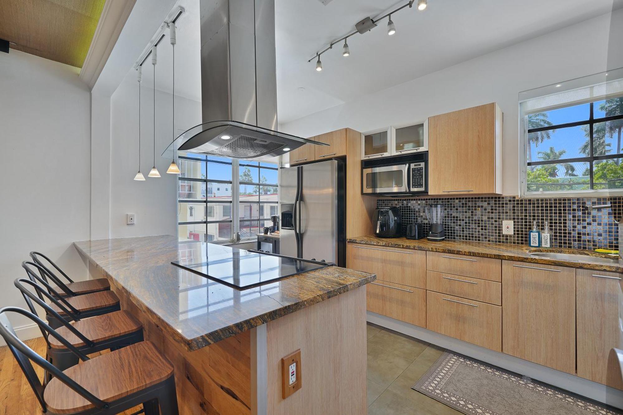 Big Beautiful South Loft - 2mins From Ocean - Sleeps 8 *