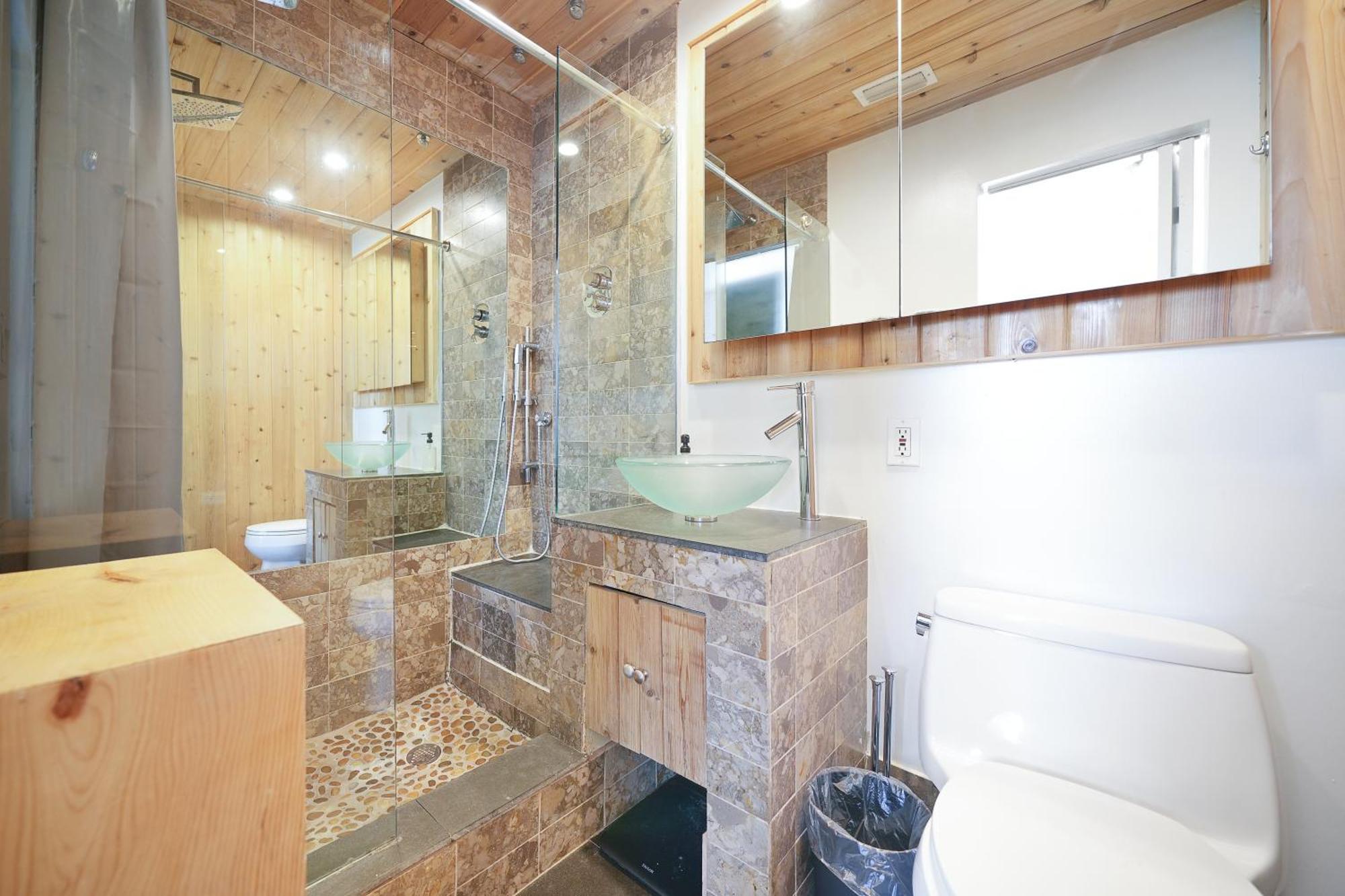 Big Beautiful South Loft - 2mins From Ocean - Sleeps 8