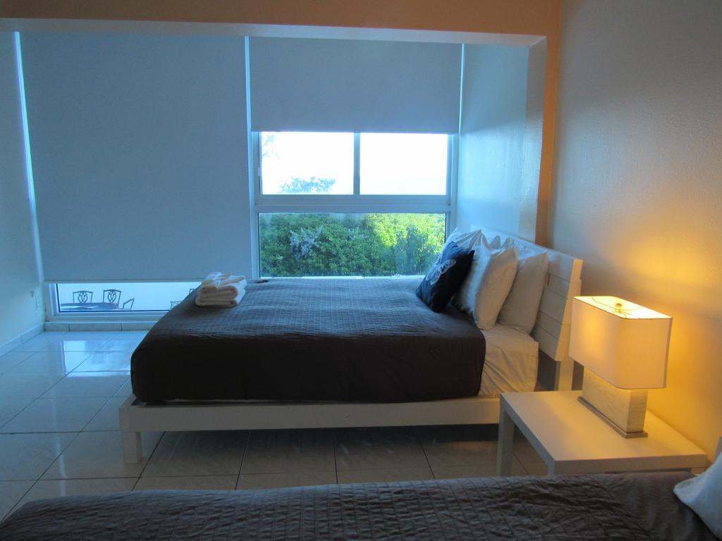 Katy, Beachfront Apartment Miami Beach