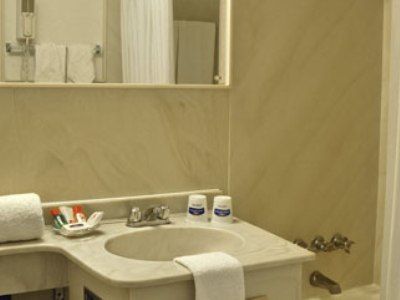 Howard Johnson Plaza North Hotel 3*