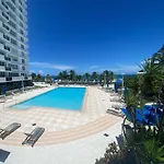 Elegant And Spacious Beachfront Condo With Parking