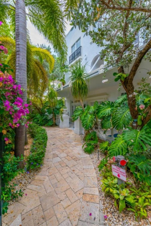Art-deco Tropical Getaway *