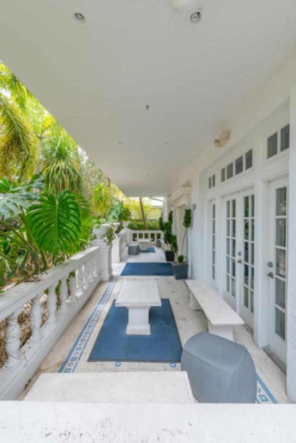 Art-deco Tropical Getaway *