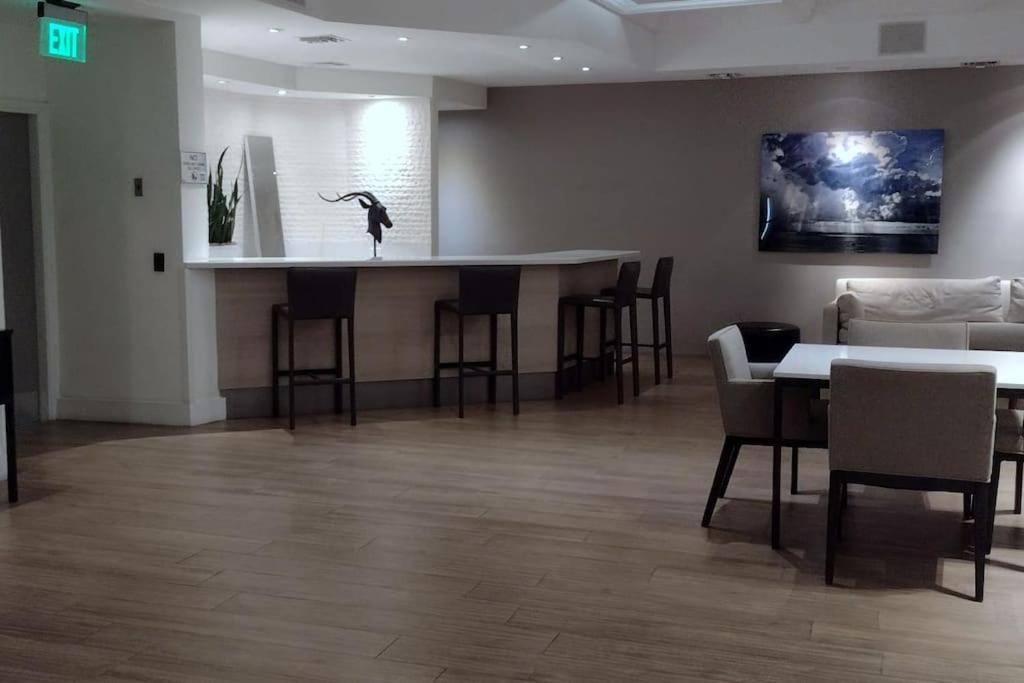 Elegant And Spacious Beachfront With Parking Apartment *