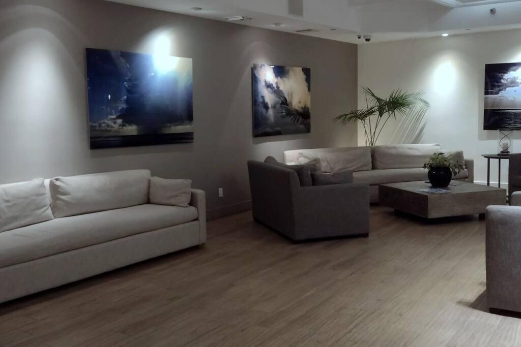 Elegant And Spacious Beachfront With Parking Apartment Miami Beach