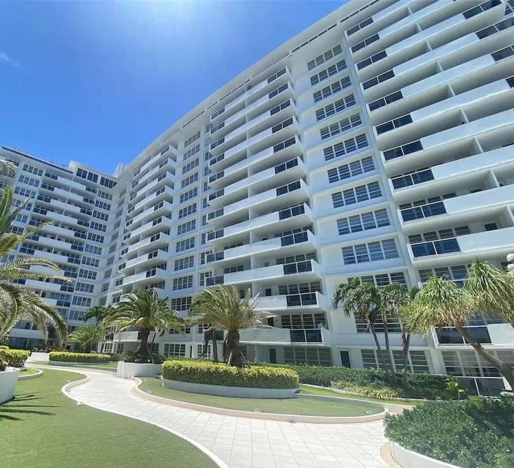 Elegant And Spacious Beachfront With Parking * Miami Beach
