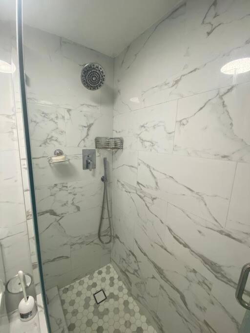 Elegant And Spacious Beachfront With Parking * Miami Beach