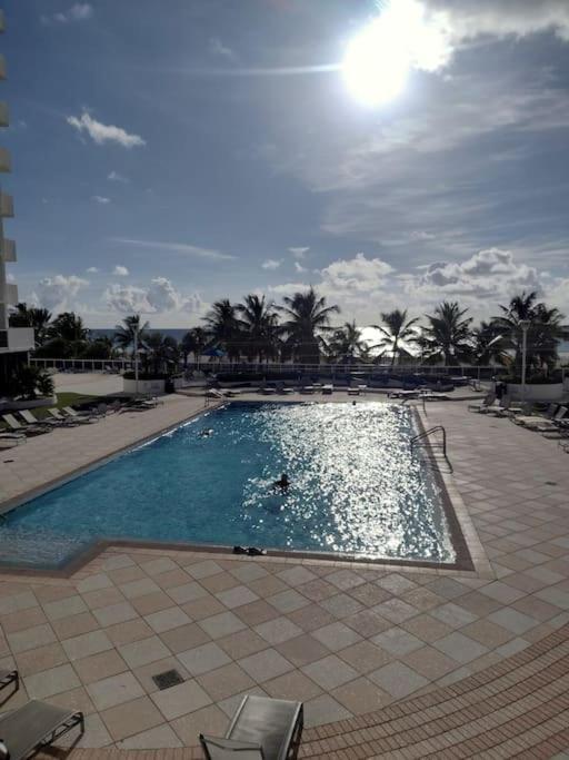 Elegant And Spacious Beachfront With Parking Apartment