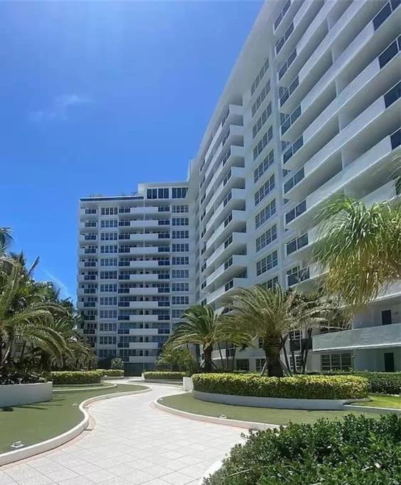 Elegant And Spacious Beachfront With Parking * Miami Beach