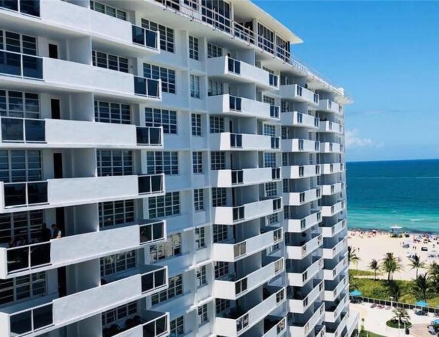 Elegant And Spacious Beachfront With Parking Apartment *