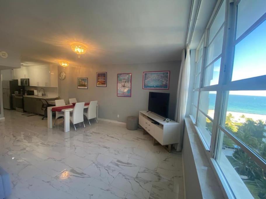 Elegant And Spacious Beachfront With Parking Apartment Miami Beach