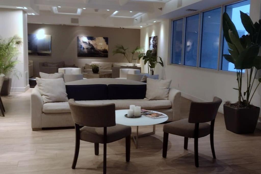 Elegant And Spacious Beachfront With Parking *