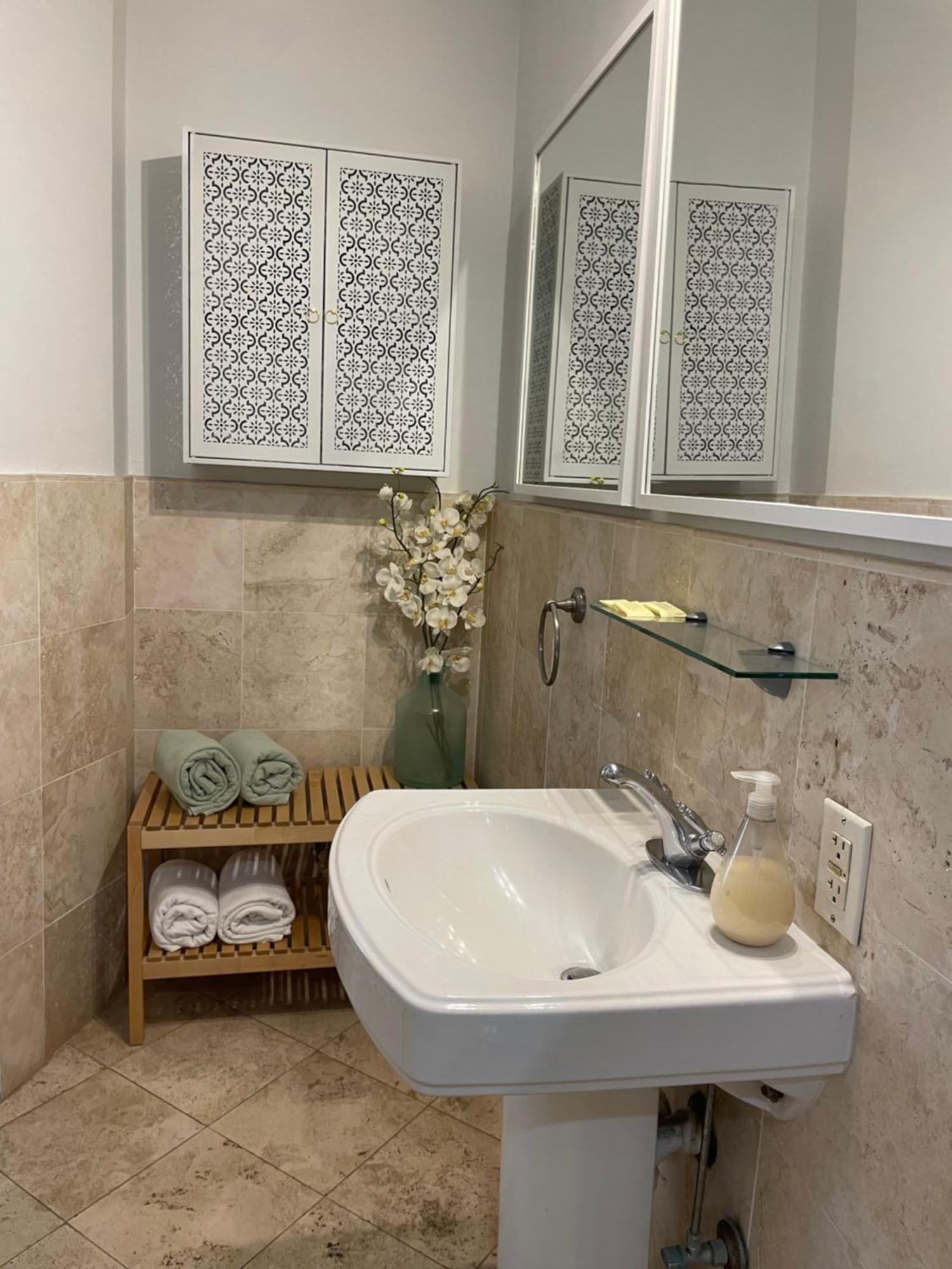 Apartment Tropical Haven Pool & 2blocks To