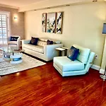 Deluxe Waterfront One Bedroom Apartment With Miami Skyline View, Free Parking 5 Mins Drive To Miami Beach