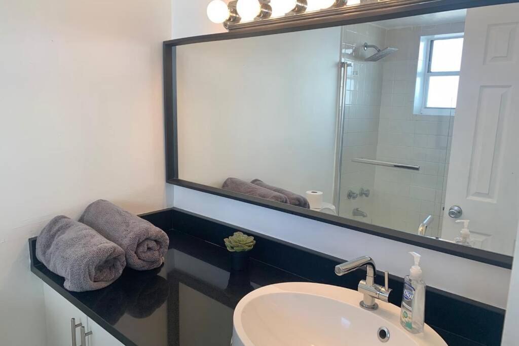 Fantastic Studio With Incredible Bay Views Apartment