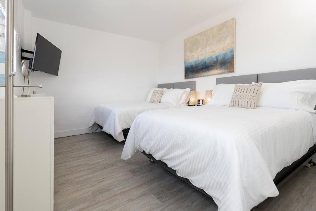Stunning & Spacious Resort-style Across From Beach! Miami Beach