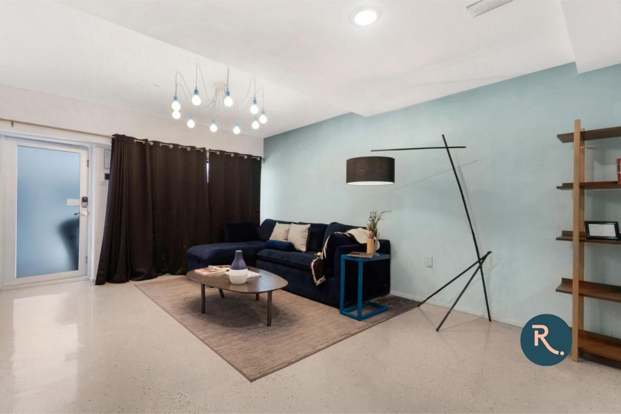 Roami At 250 Collins Apartment
