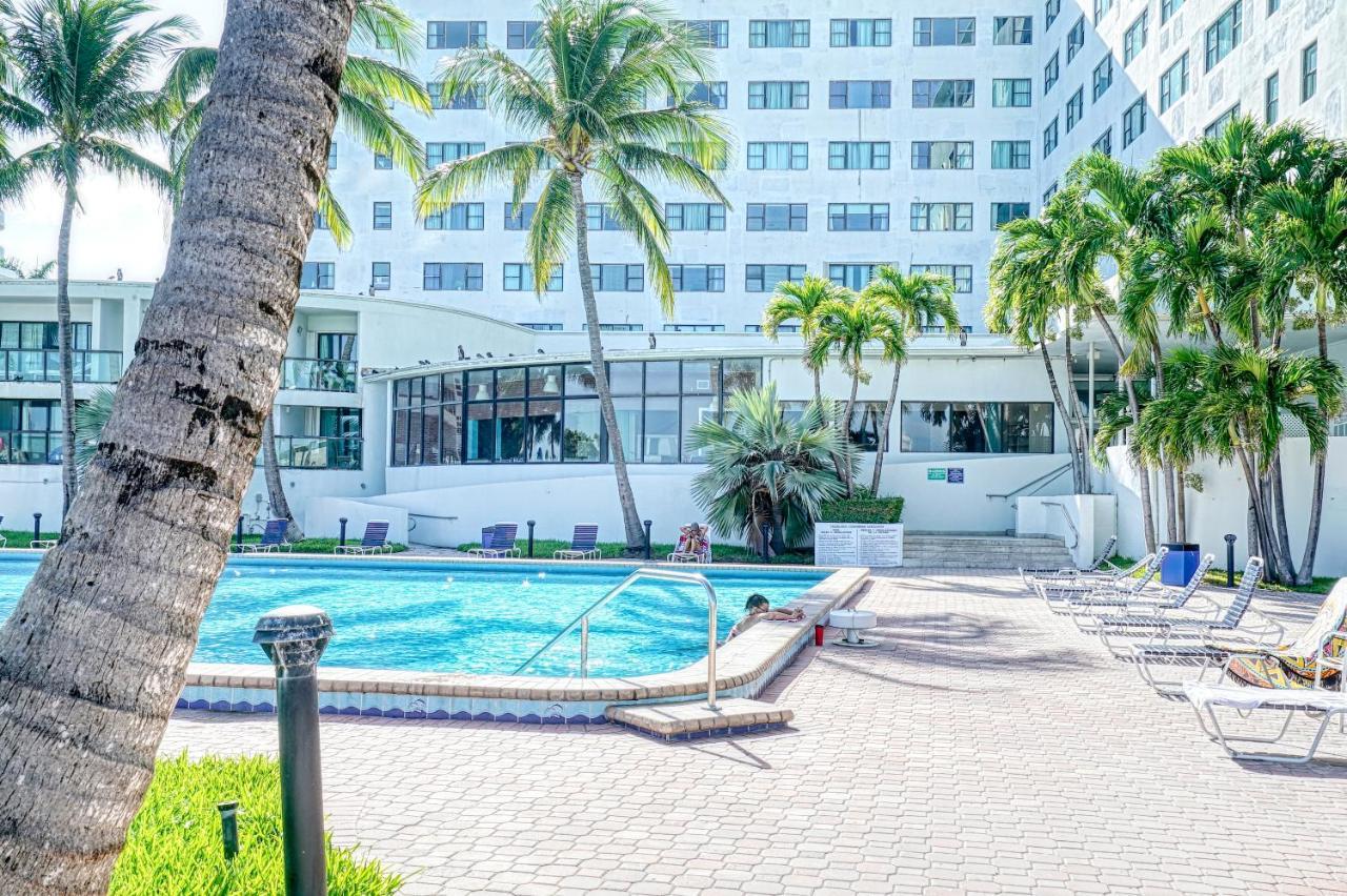 Deluxe And At The Casablanca * Miami Beach