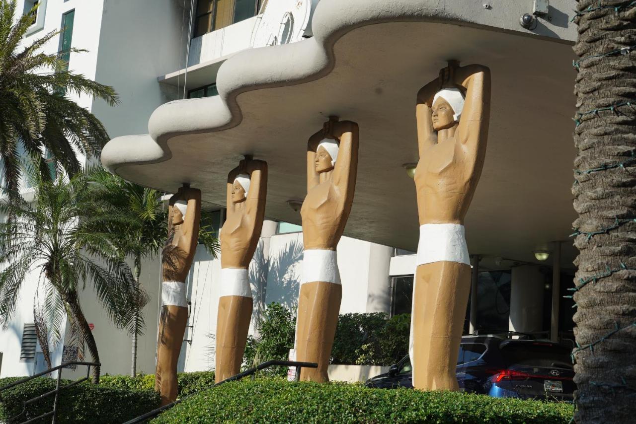 Deluxe And At The Casablanca * Miami Beach