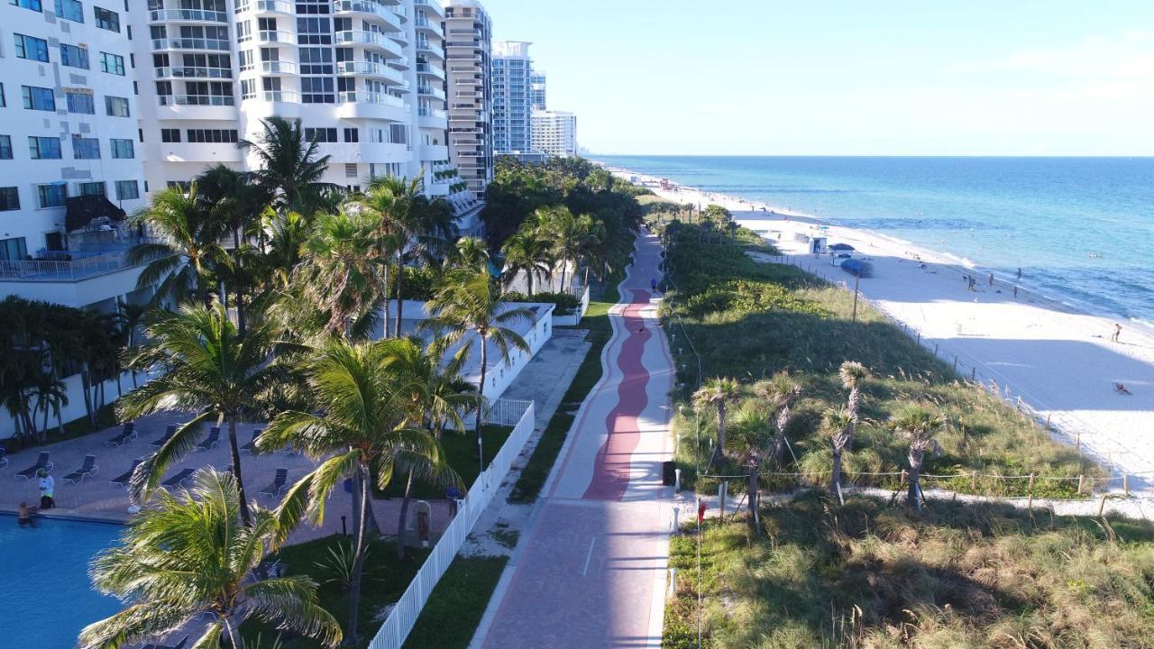 Deluxe And At The Casablanca * Miami Beach