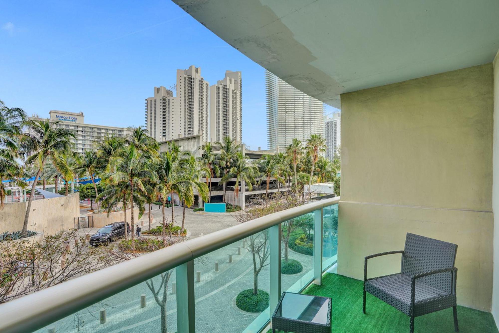 Ocean Reserve Luxury Across From Sunny Isles * Miami Beach